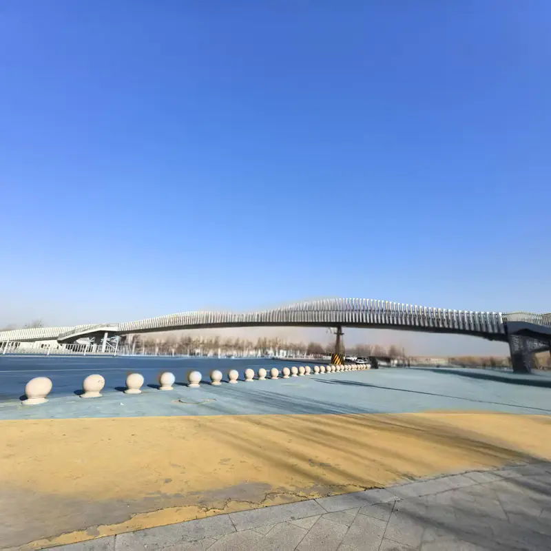 Pourquoi des structures en acier sont-elles utilisées pour le pont piétonnier?